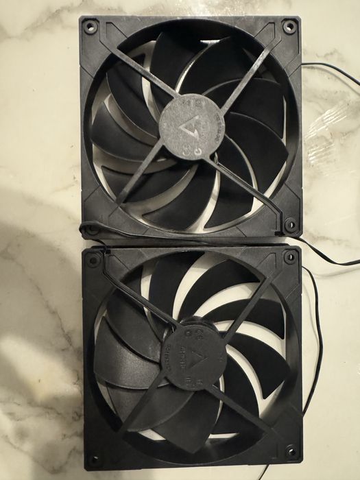 2 броя Вентилатори Arctic F14 3-пинови