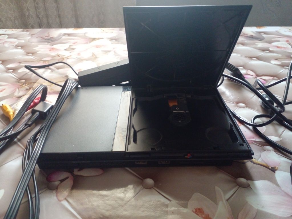 SONY 2 PlayStation 2 slim srochna sotiladi