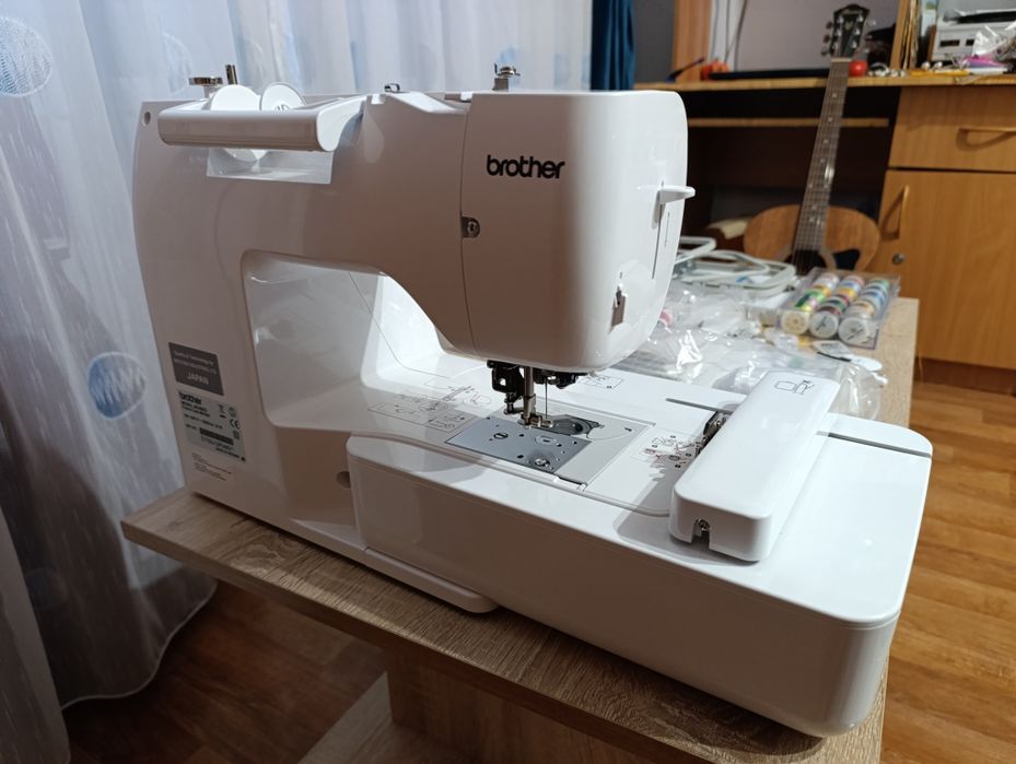 Mașină de brodat Brother M240ED Disney – ca nouă, cu accesorii și ațe