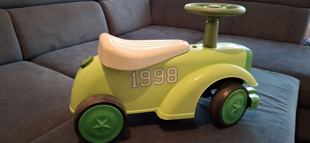 Vând masinuta cu melodii