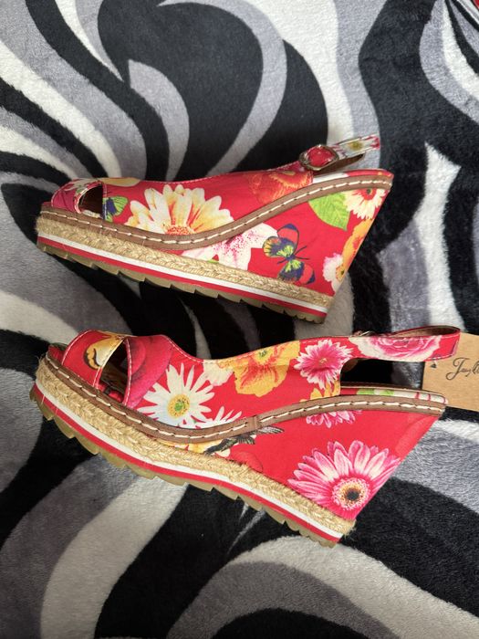 Sandale noi, cu eticheta