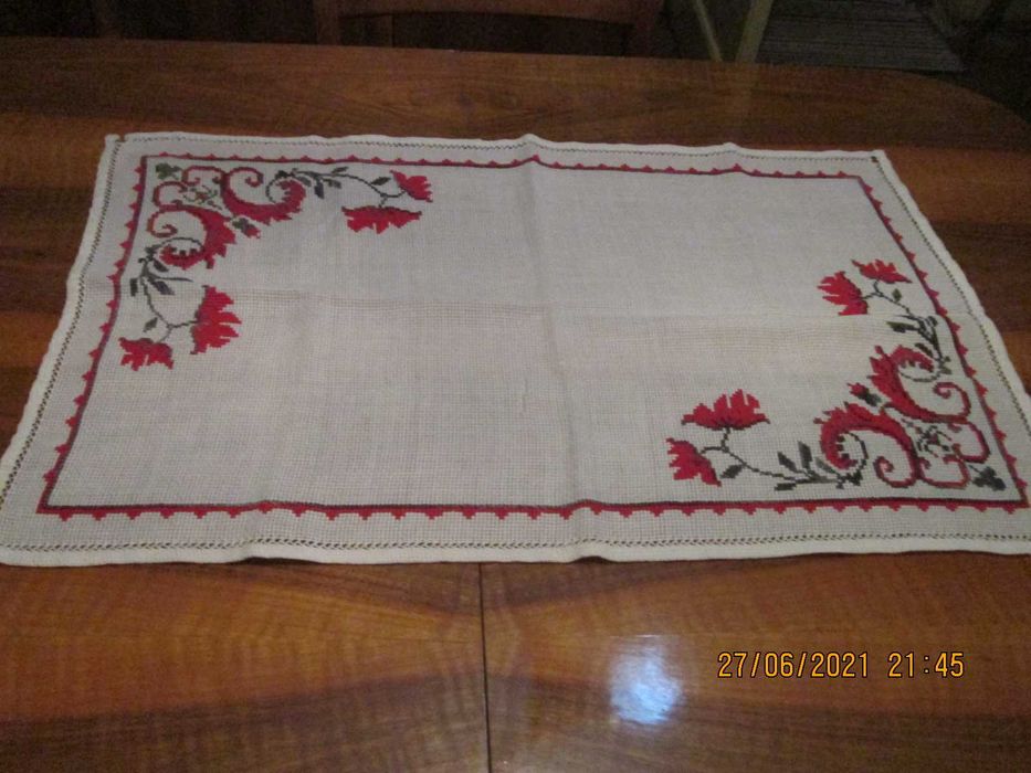 Broderii manuale pe etamina, anii '60-'70 (fete masa medii)