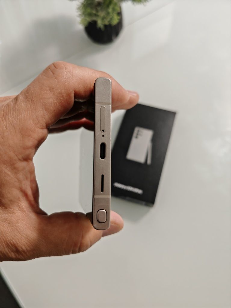 Samsung 24 Ultra Titanium gray