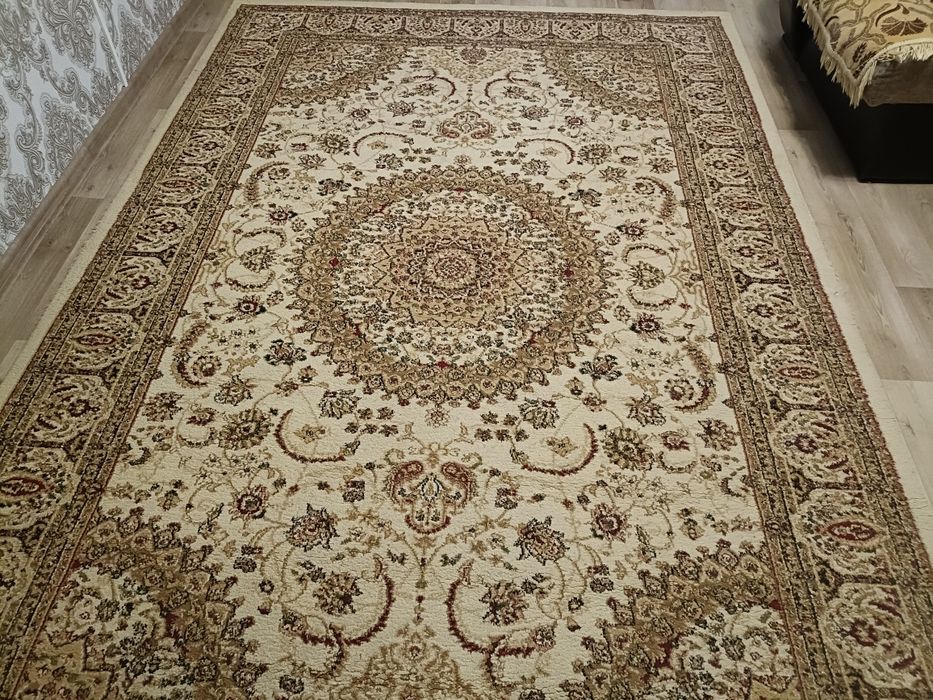 Продам ковер в зал