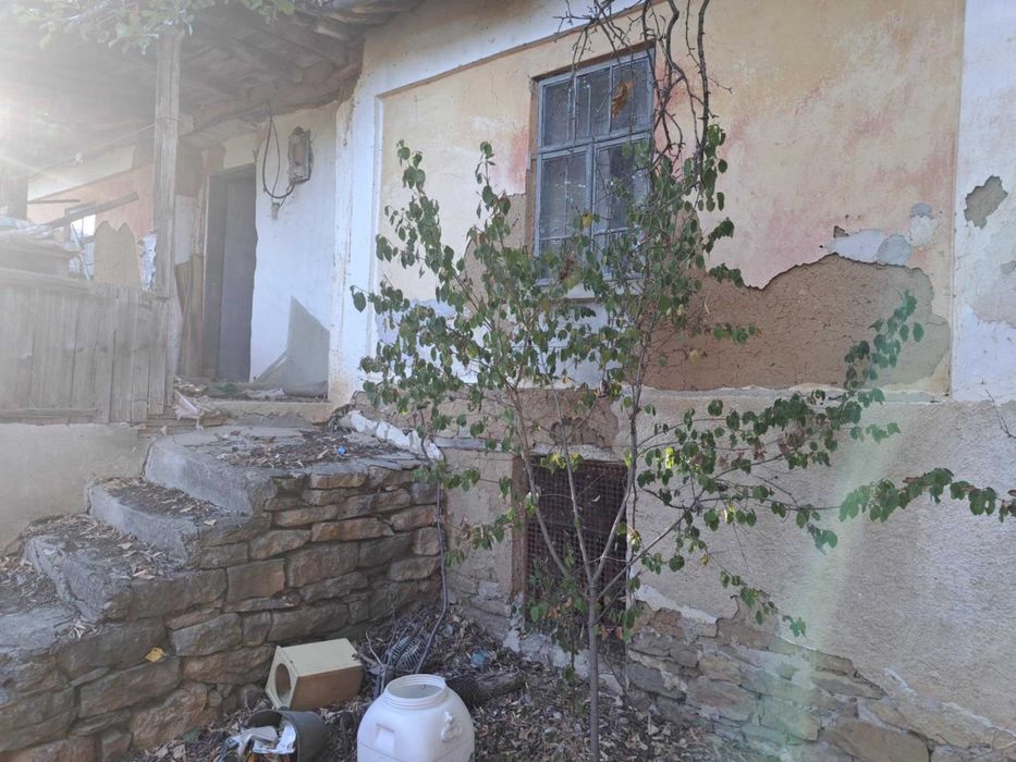 Поземлен имот - с. Смочан (къща с дворно място)