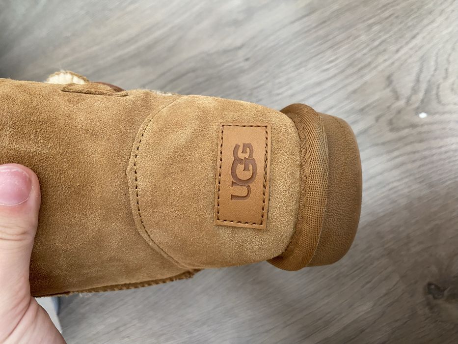 Ghete UGG cu nasture si blanita