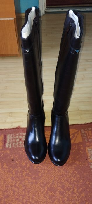 Cizme până la genunchi de la Lasocki 350 lei