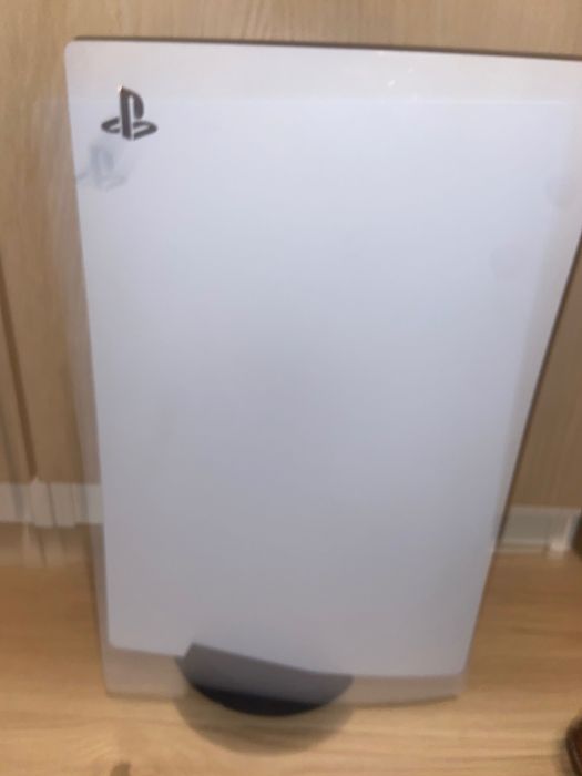 PlayStation 5. Използван. 3 игри на диск. 2 контролера.