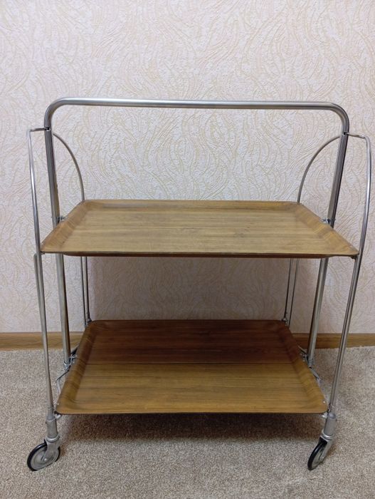 Столик складной на колесах