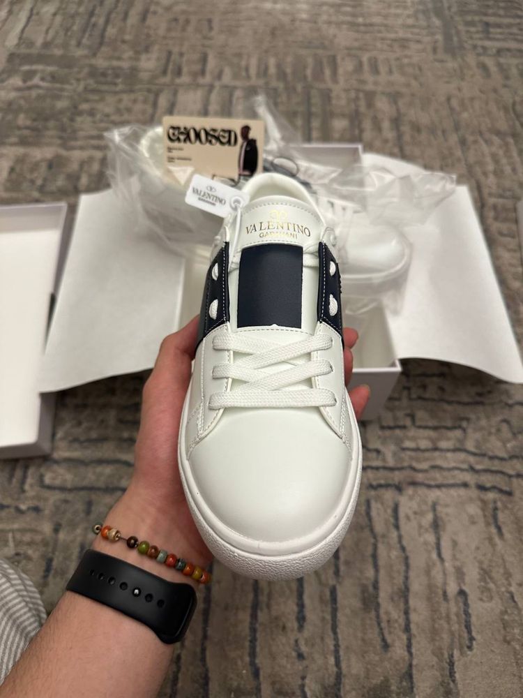 Вналичии Valentino все размера