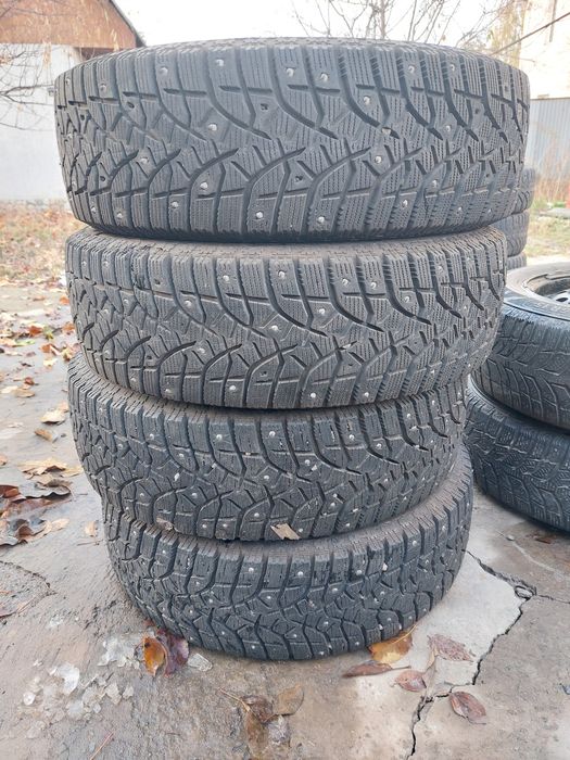Продам комплект зимних шипованных шин  Bridgestone 185/65/15