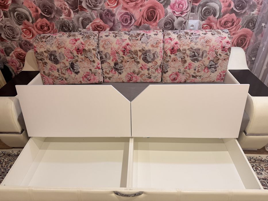 Диван с подушками б/у