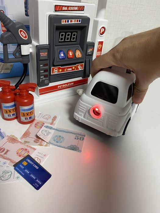 Бензиностанция и кола със звукови и светлинни ефекти