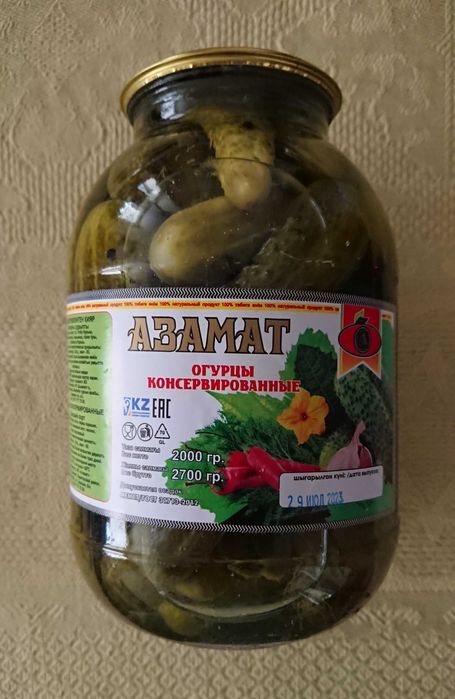 Огурцы консервированные в стеклянных банках.