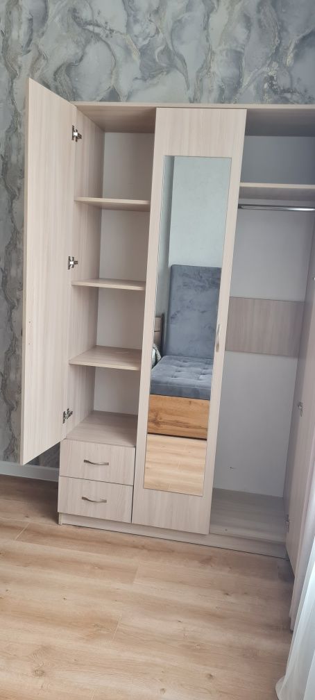 Продам спальный гарнитур (кровать 2х спальня 160×180, шкаф 3х створчат
