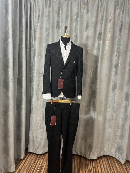 Costum Gucci . Impresionant