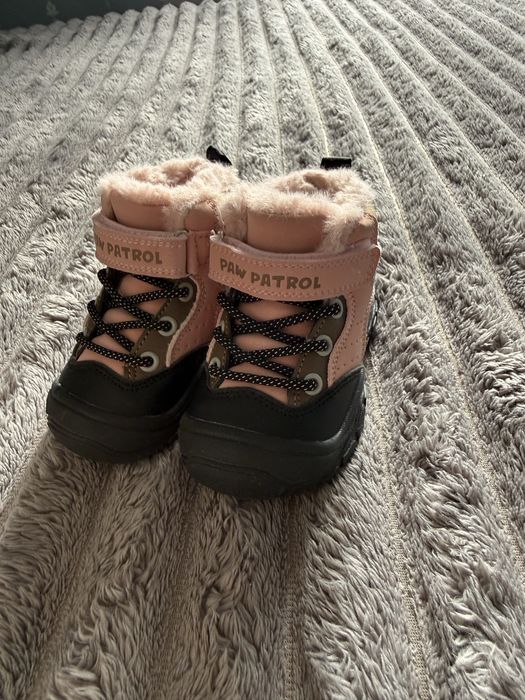 Продам новые детские зимние ботиночки