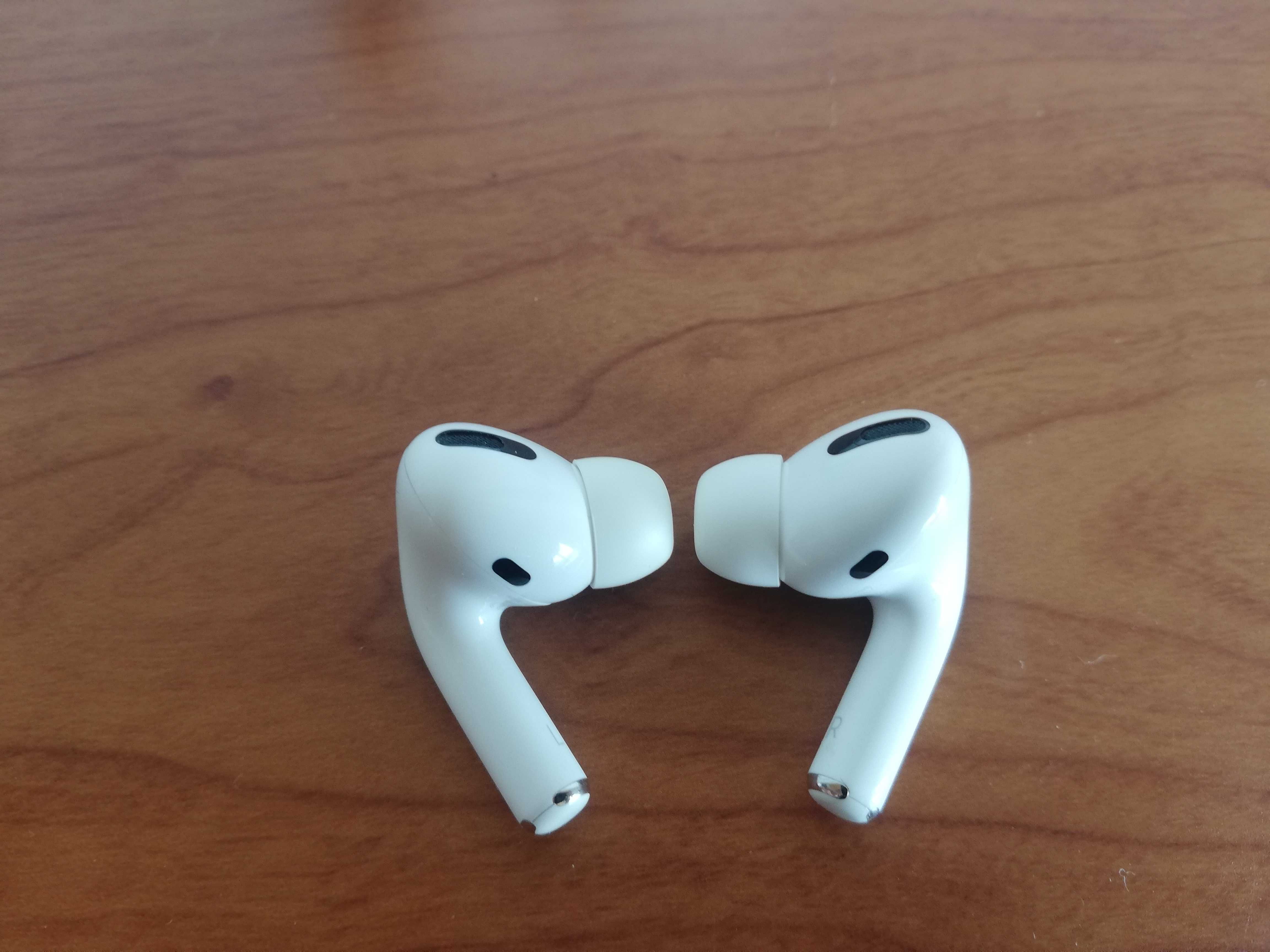 Apple AirPods Pro with Wireless Charging Case A2190