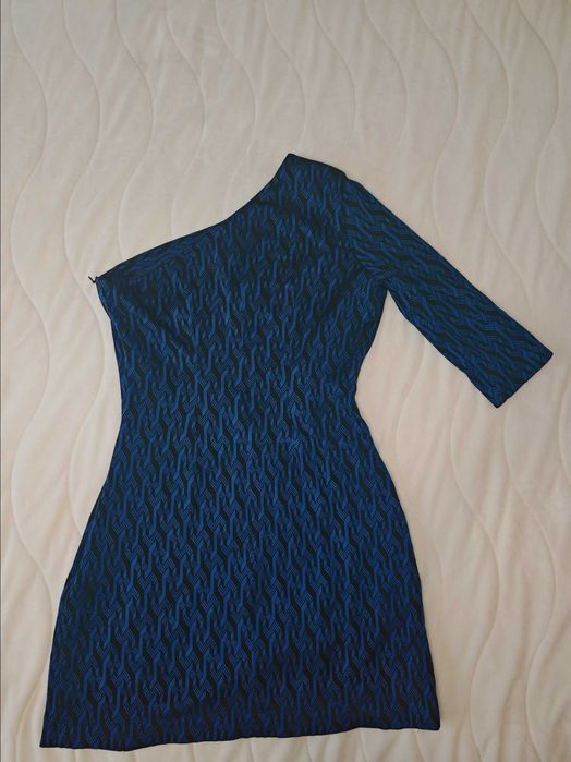 Рокля с цепка и едно рамо