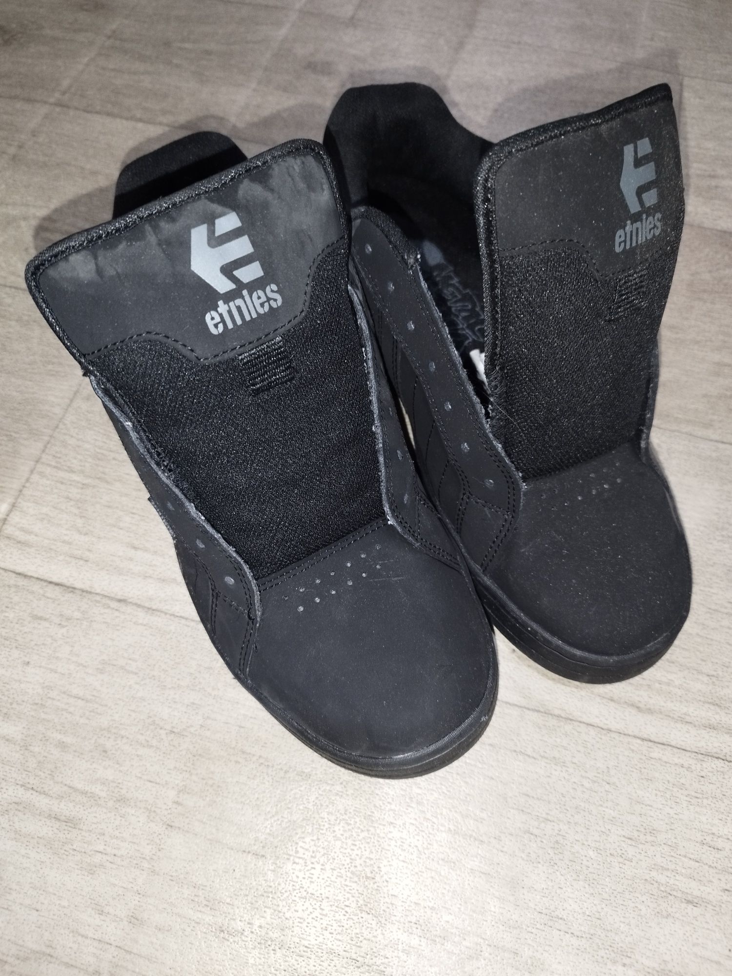 Продавам маратонки Etnies.