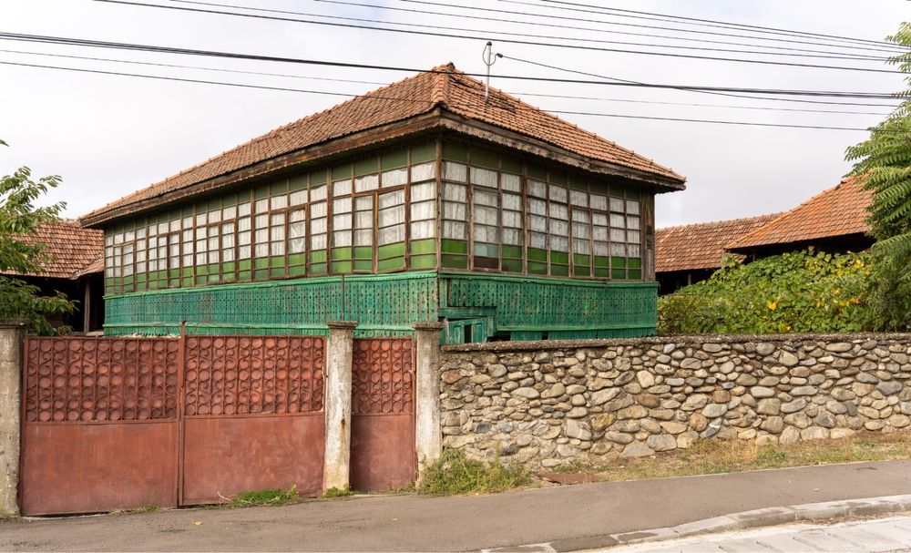 Casă bătrânească de vânzare.