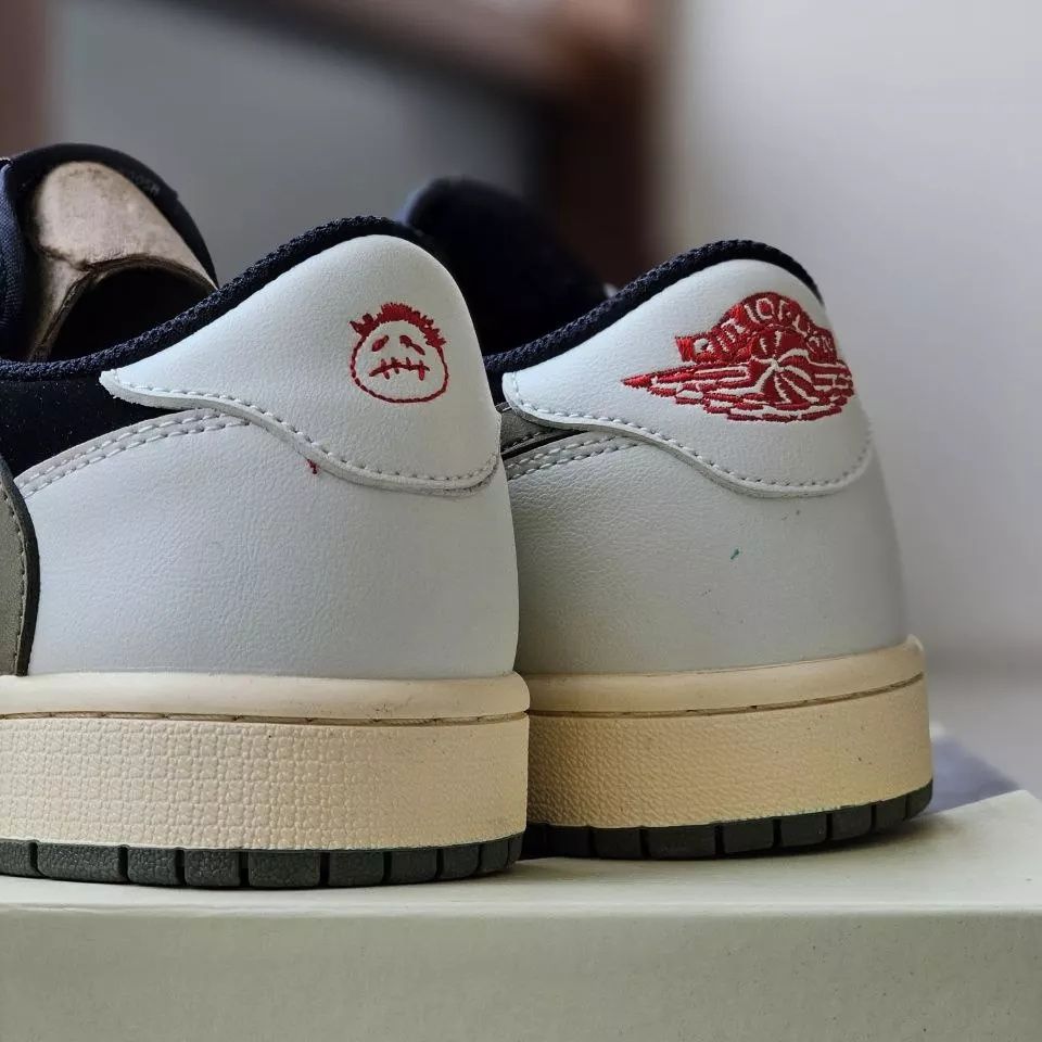 Кроссовки Air Jordan 1 Low OG из коллаборации с Travis Scott