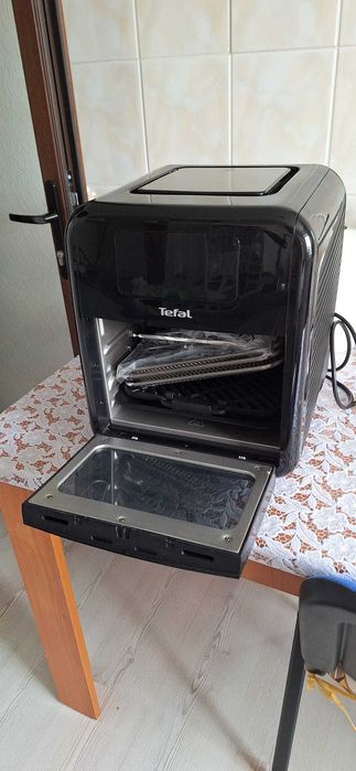Vând Friteuza cu aer cald multifuncțional Tefal