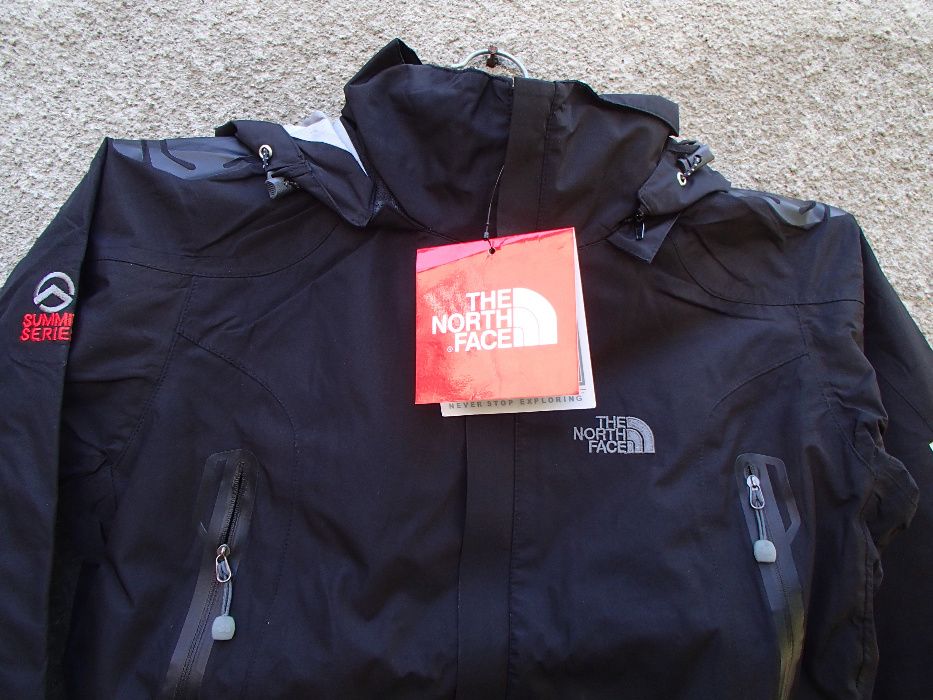 Продавам дамско лепено водоустойчиво яке The North Face две в едно