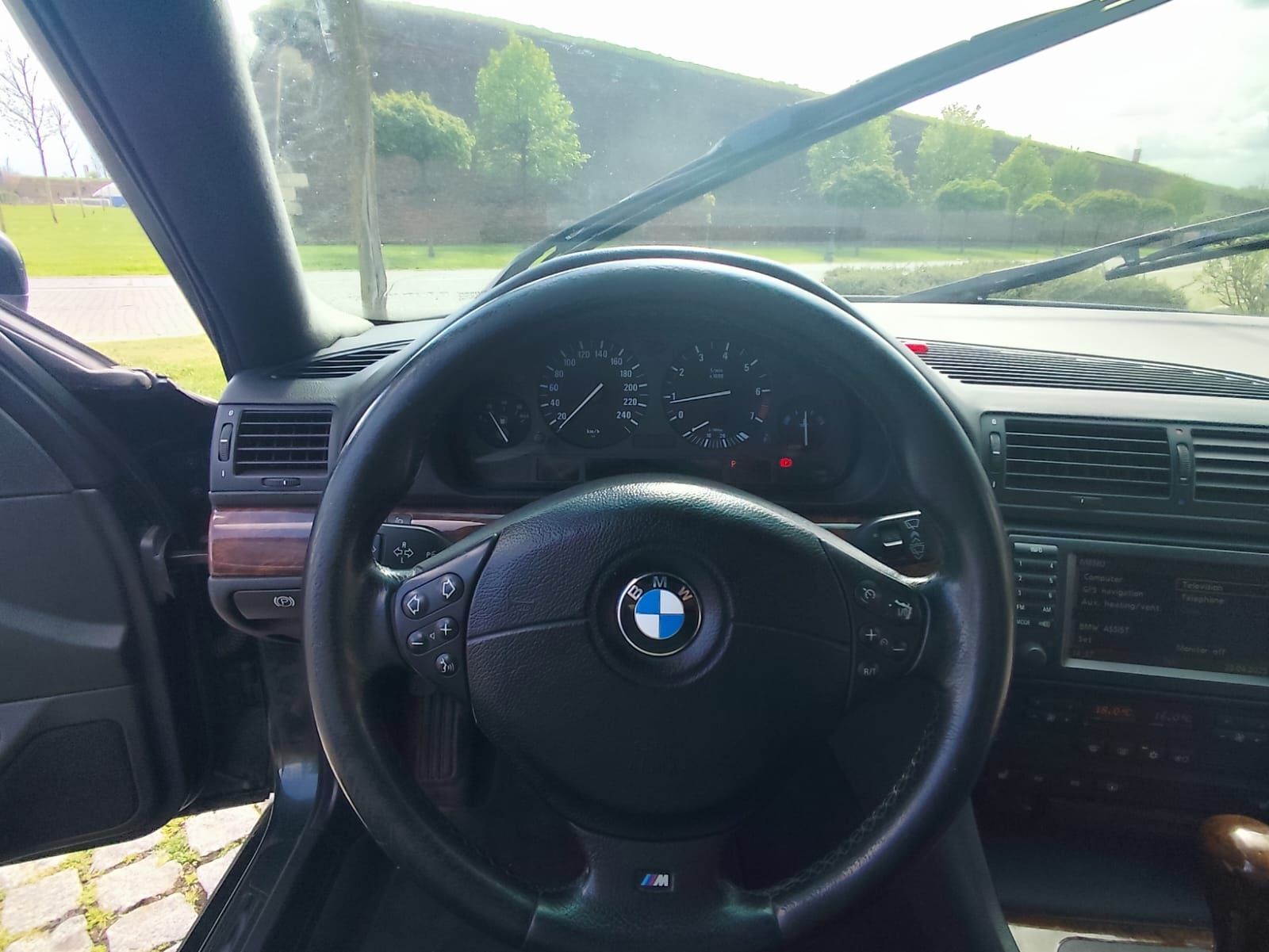 BMW 728i an 2000 facelift