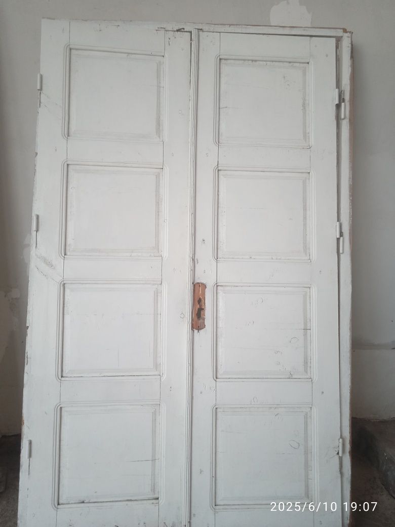 Продам двери из доски.