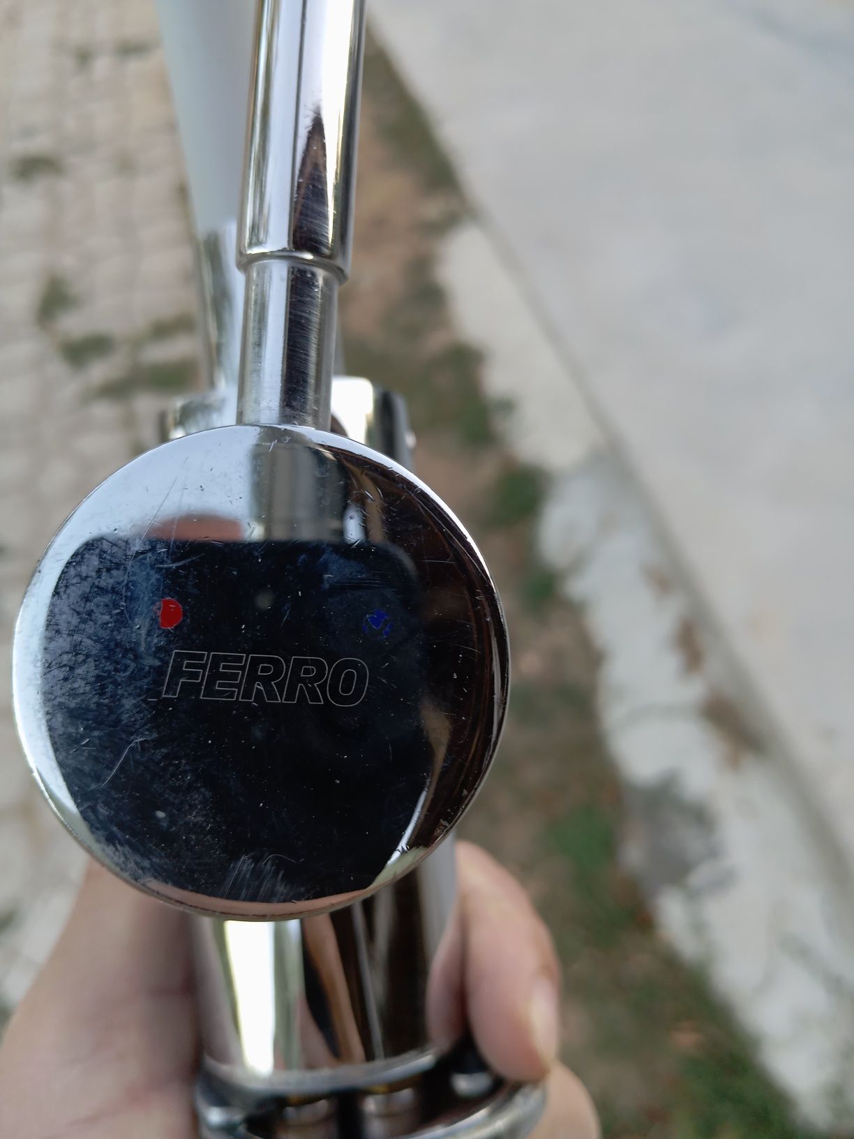 Продавам кухненски смесител FERRO