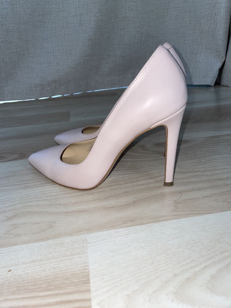 Vând pantofi stiletto , din piele , Garkony. Măsura 38