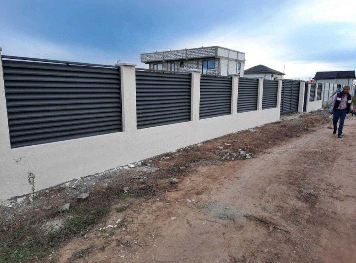 Construim garduri din plasa borduroasa și sipca metalica jaluzele