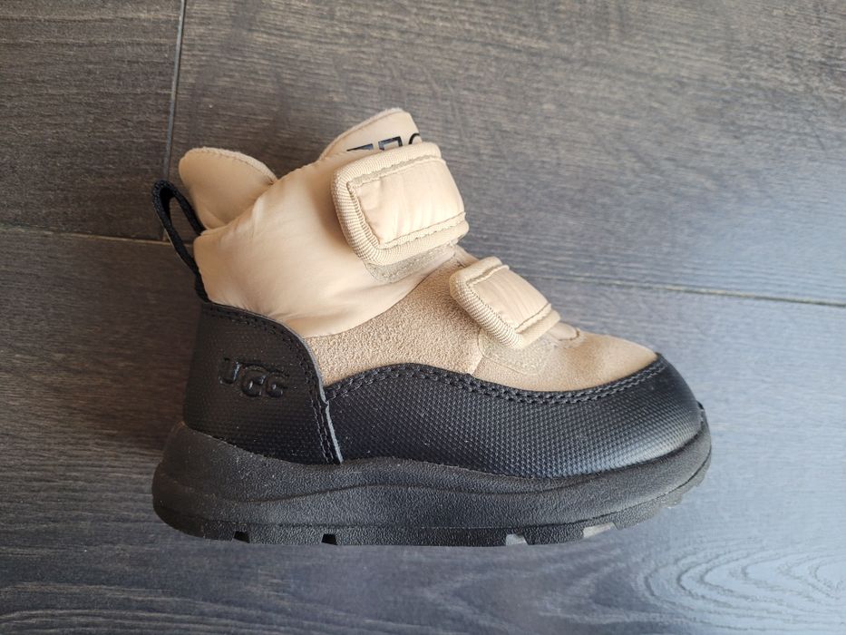 Непромокряеми боти UGG