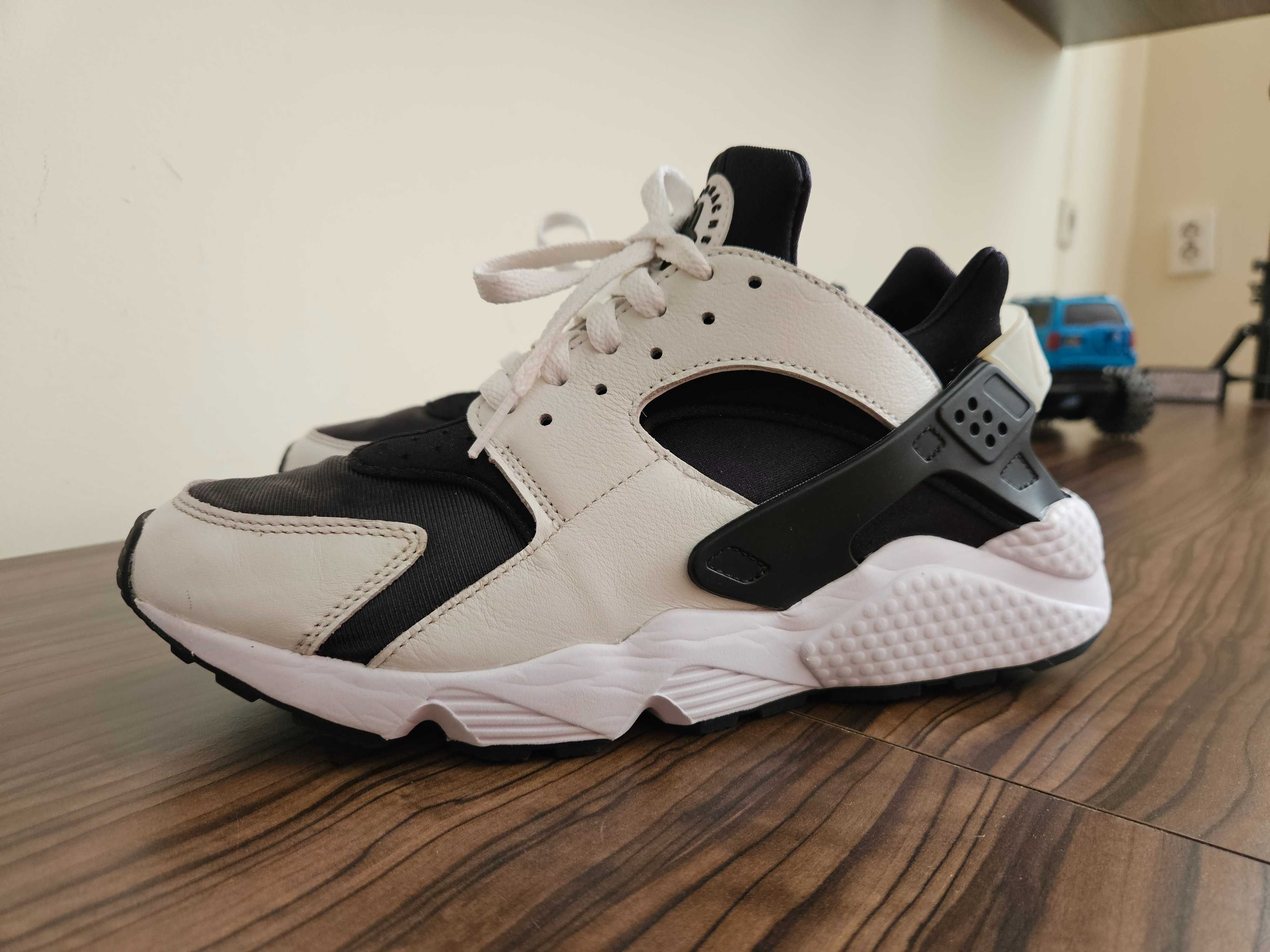 Маратонки Nike Air Huarache - Номер 43 - Цвят Black/White-Black