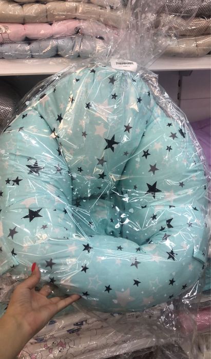 Сидушка шезлонг хорошо удерживает малыша