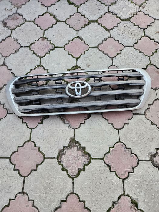 Решётка радиатора Тойота ленд крузер 200,  2009г