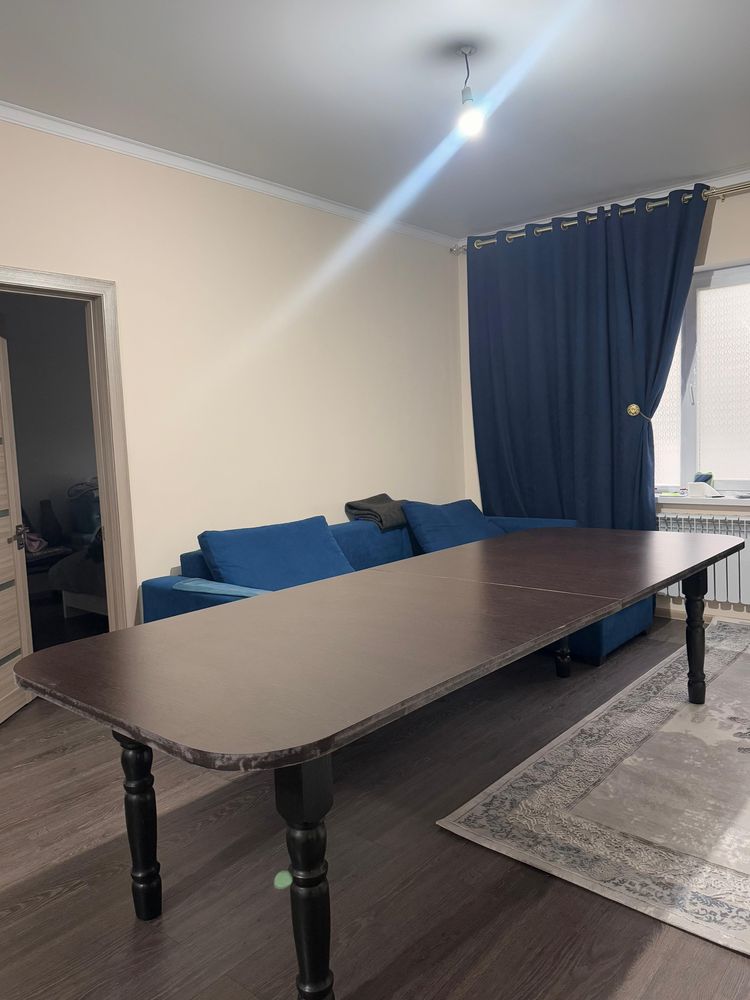 Стол с размером 3,5 м , кровать б/у полуторка , тумбочки
