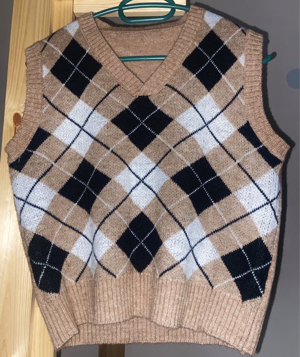 Цветни пуловери и жилетки