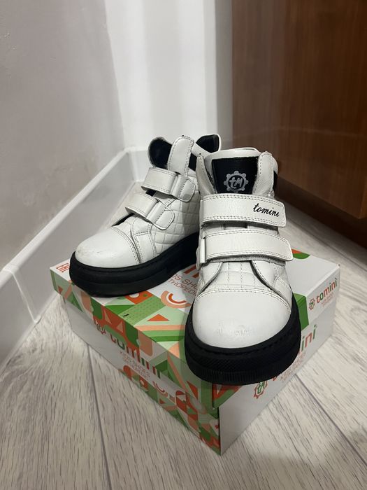 Зимние сапожки для девочек с настоящим мехом.