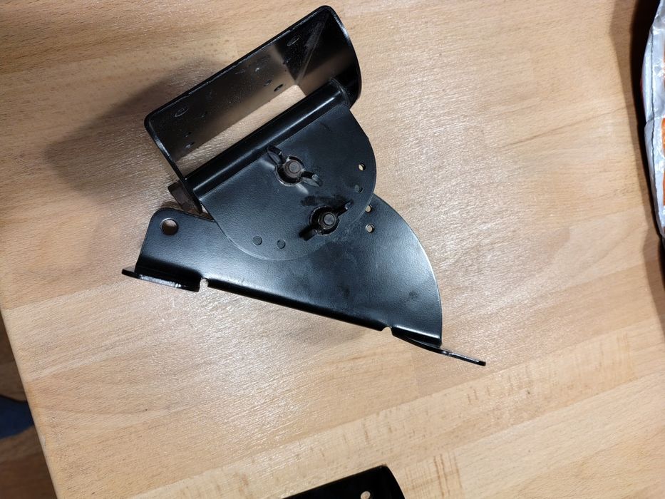 Suporți boxe 25 kg negre reglabile.