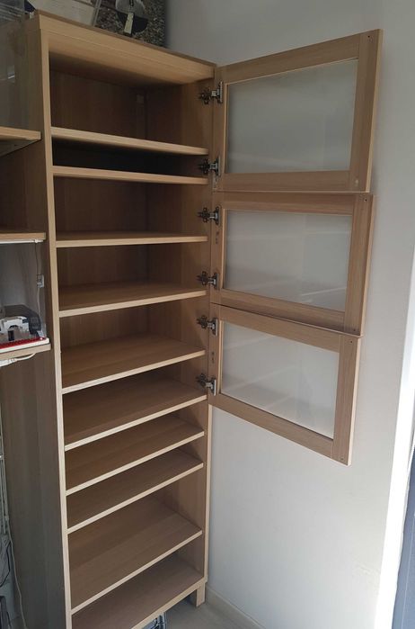 Vand dulap IKEA Besta cu rafturi si usi de sticla - aspect stejar