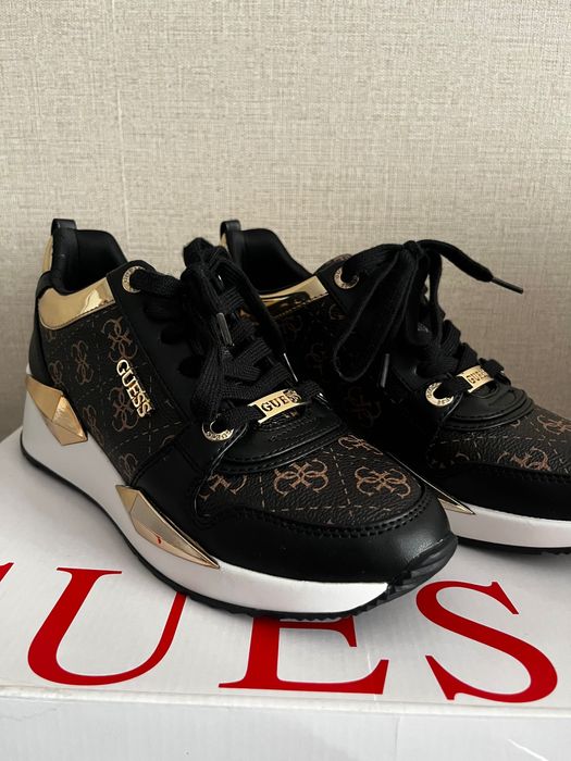 Сникърси Guess Tallya