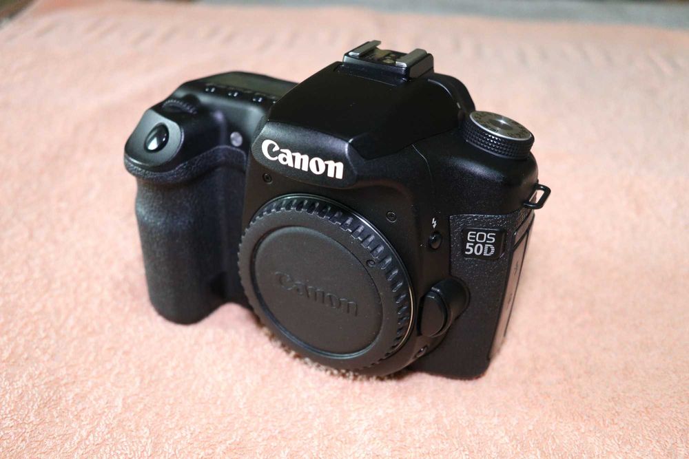 Продаётся полупрофессиональный фотоаппарат Canon 50D