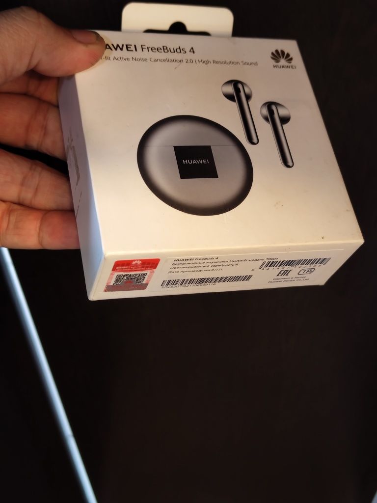 AirPods 2 & Huawei Freebuds 4