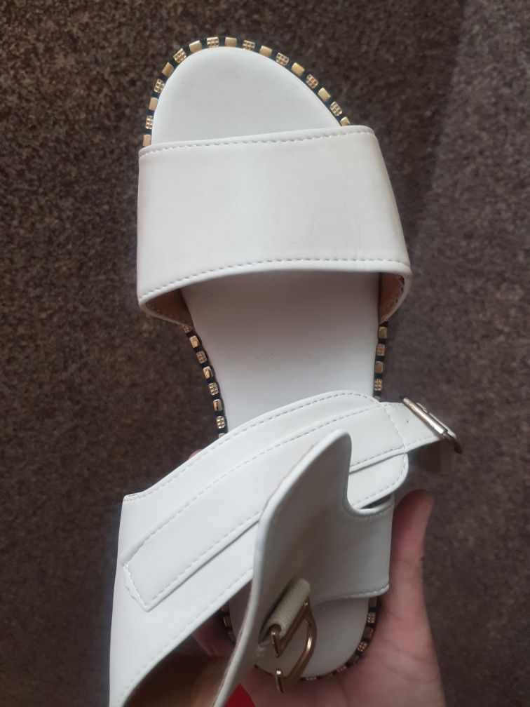 Женская обувь белая