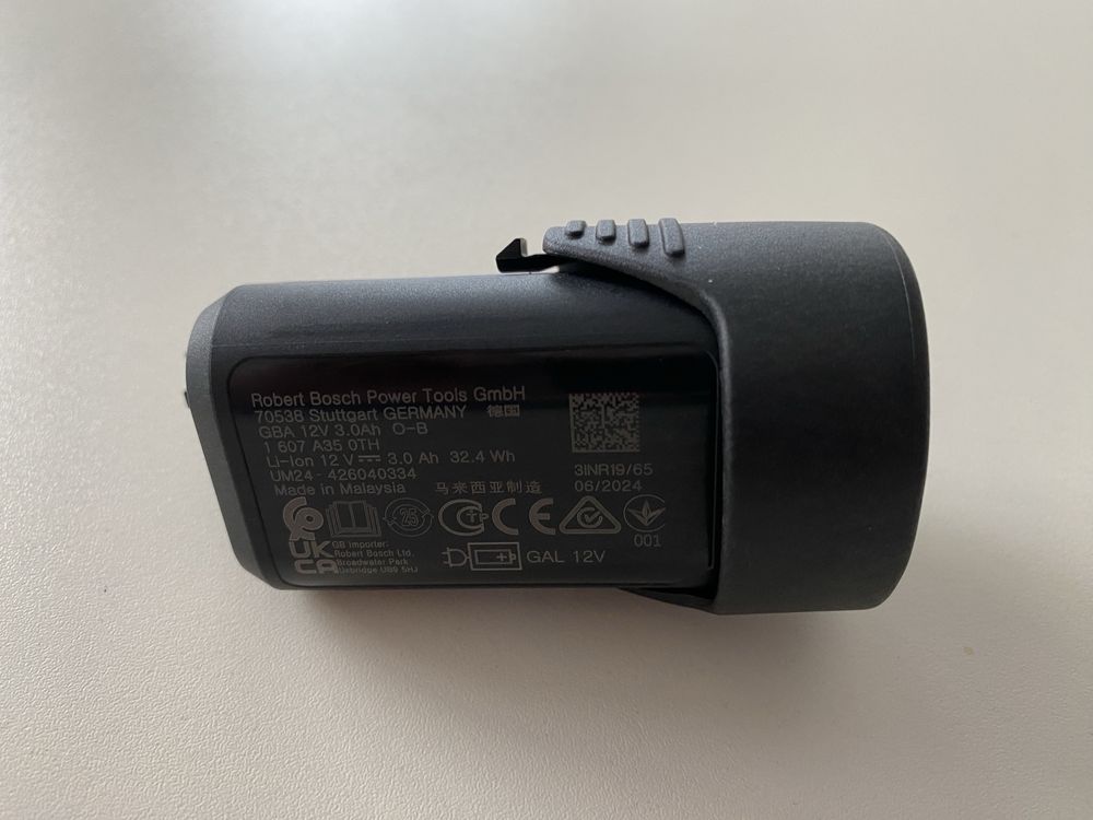 Батерия Bosch GBA 12V 3Ah, зарядно Bosch GAL 12V-40 и Bosch GAL 18V-40