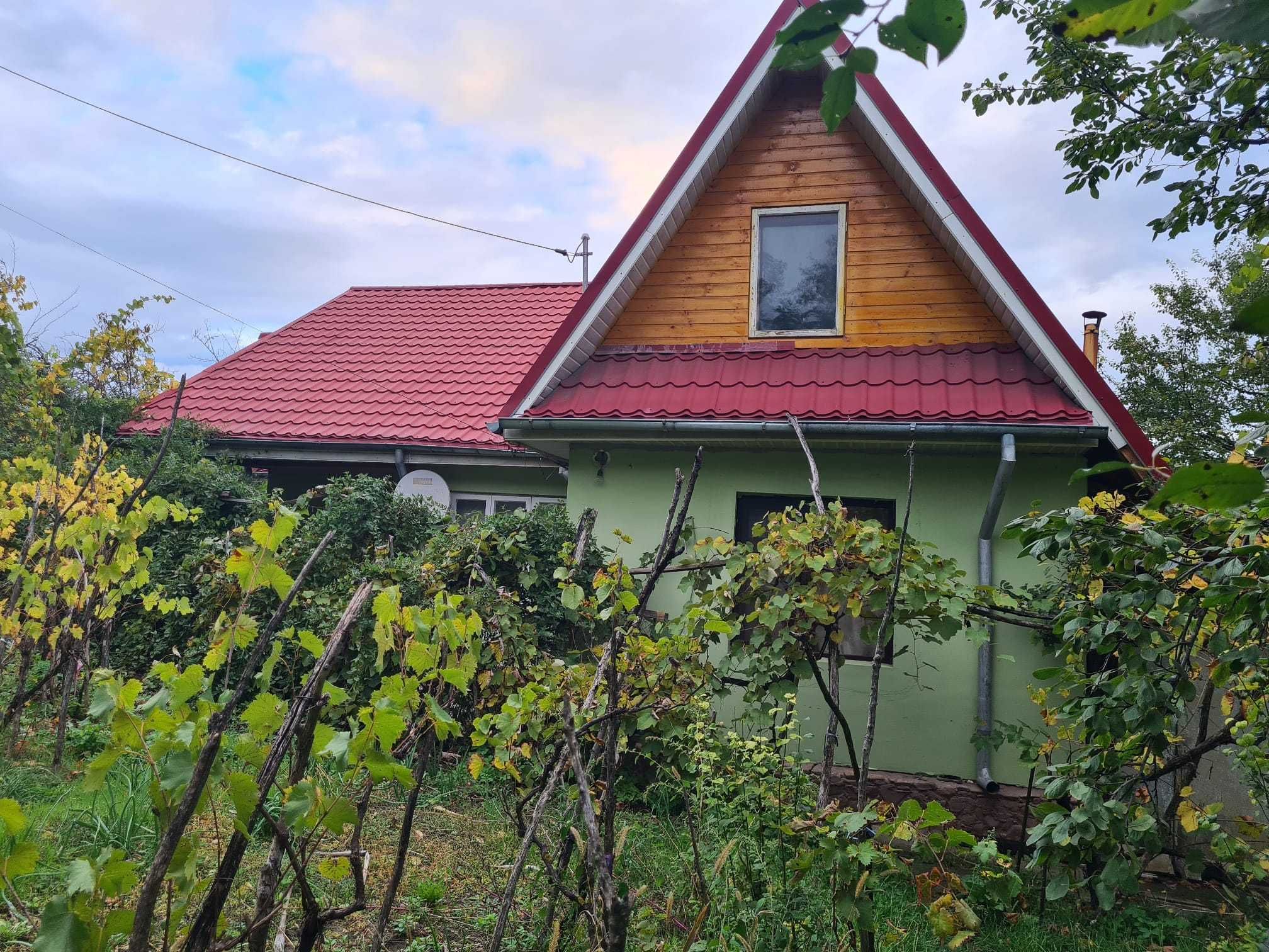 Vând casă cu 3 camere, reconstruită în 2010, pe un teren de 2000 mp