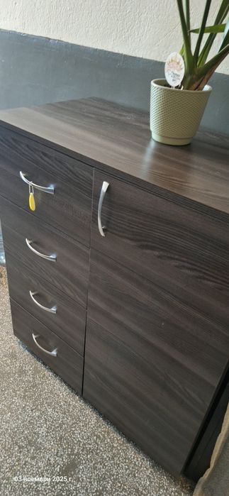 Шкафче за дрехи и книги.