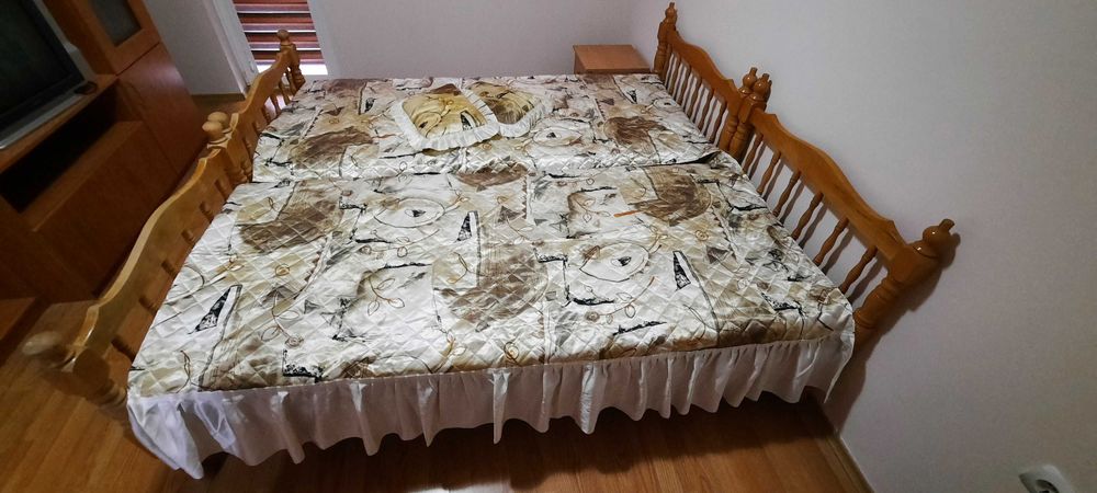 2 бр. дървени единични легла с матраци